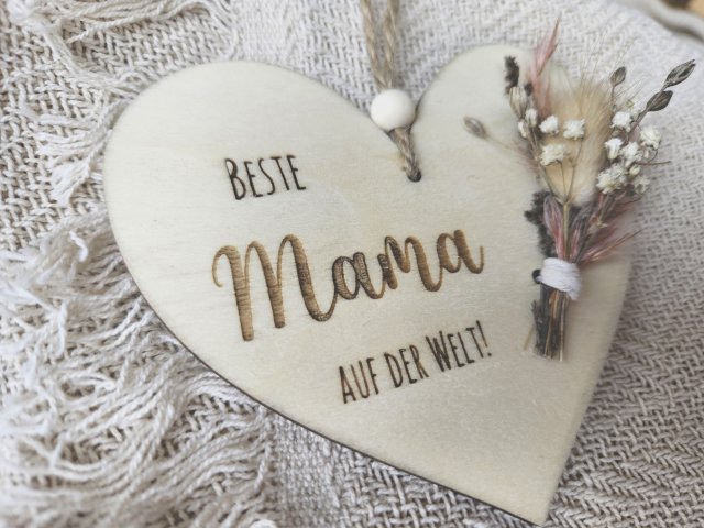 Holzschild "Beste Mama 1" mit individueller Gravur aus Holz