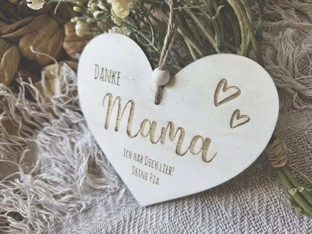 Holzschild "Danke Mama 1" mit individueller Gravur aus Holz