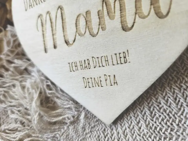 Holzschild "Danke Mama 1" mit individueller Gravur aus Holz