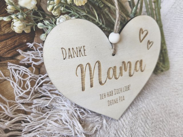 Preview: Holzschild "Danke Mama 1" mit individueller Gravur aus Holz