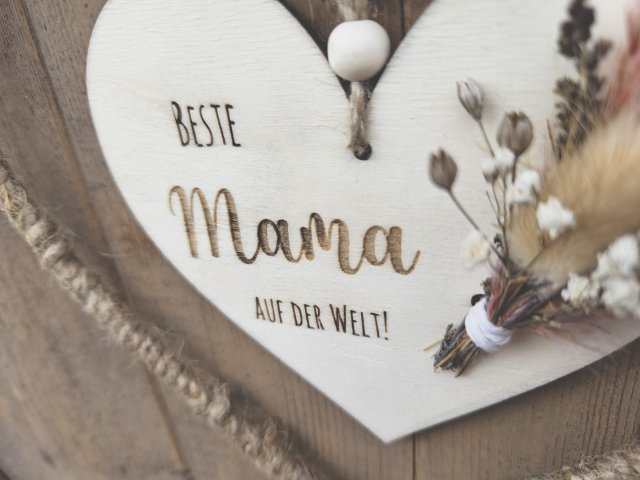 Holzschild mit Jute-Hoop "Beste Mama 1" mit individueller Gravur