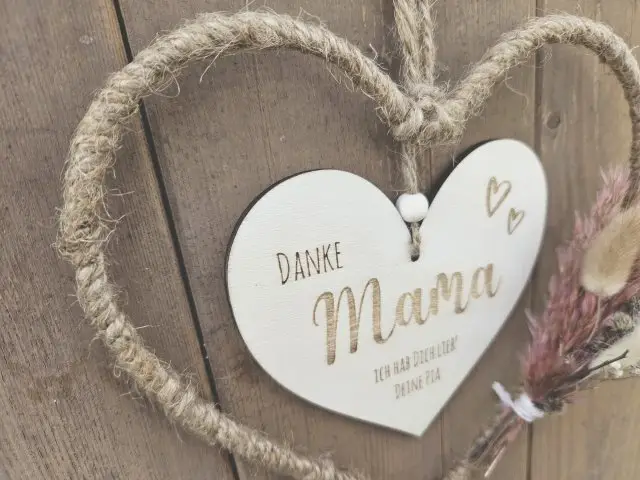 Holzschild mit Jute-Hoop "Danke Mama 1" mit individueller Gravur