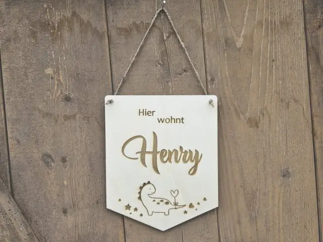 Holzschild Wimpel "Henry" mit individueller Gravur aus Holz