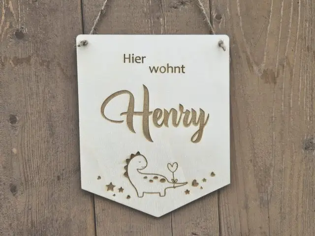 Holzschild Wimpel "Henry" mit individueller Gravur aus Holz