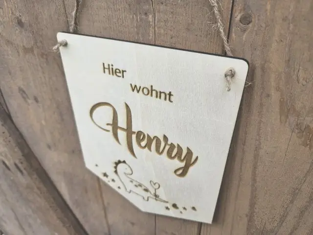 Holzschild Wimpel "Henry" mit individueller Gravur aus Holz