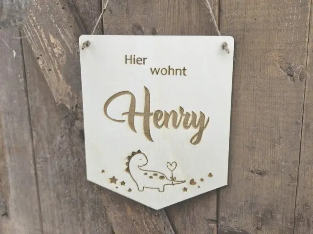 Holzschild Wimpel "Henry" mit individueller Gravur aus Holz