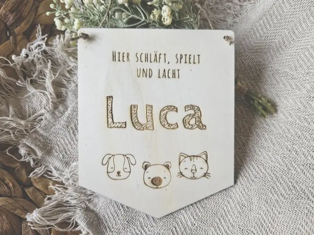 Holzschild Wimpel "Luca" mit individueller Gravur aus Holz