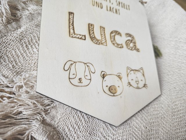 Holzschild Wimpel "Luca" mit individueller Gravur aus Holz