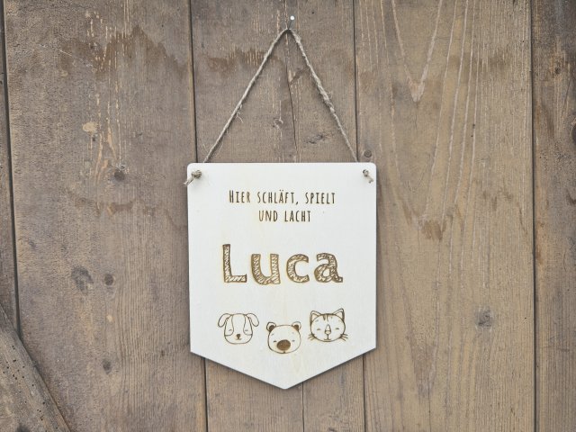 Holzschild Wimpel "Luca" mit individueller Gravur aus Holz