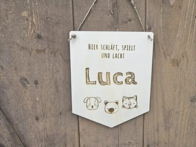 Holzschild Wimpel "Luca" mit individueller Gravur aus Holz