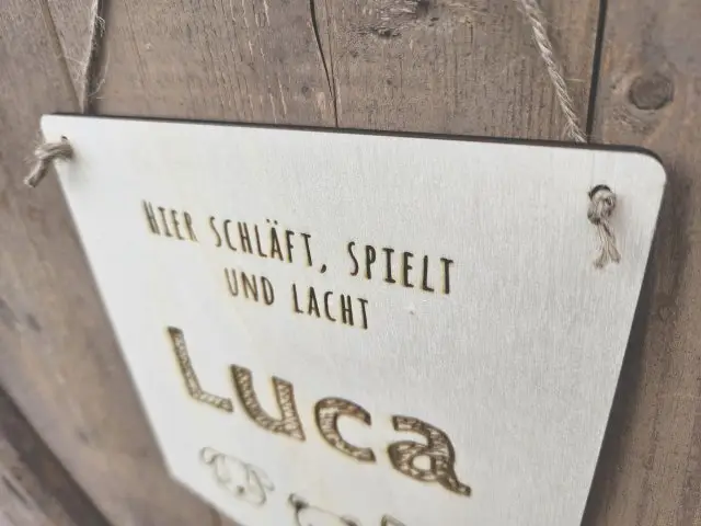 Holzschild Wimpel "Luca" mit individueller Gravur aus Holz