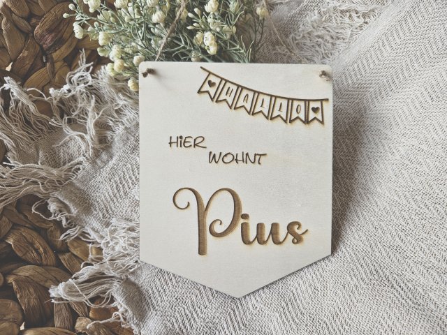 Holzschild Wimpel "Pius" mit individueller Gravur aus Holz