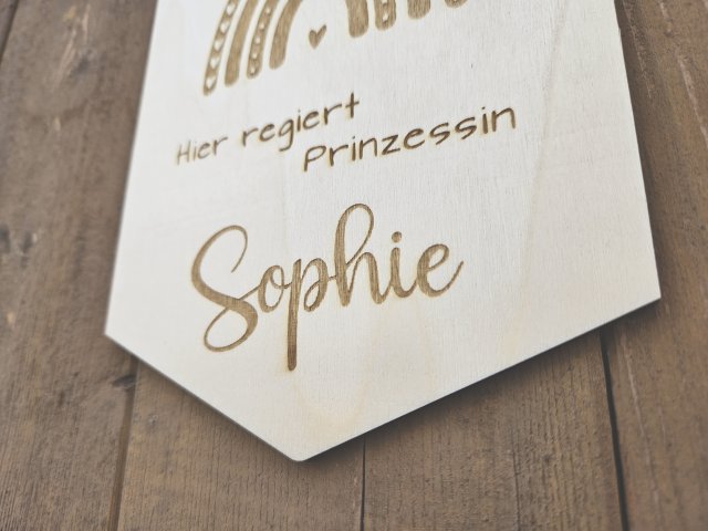Holzschild Wimpel "Sophie" mit individueller Gravur aus Holz