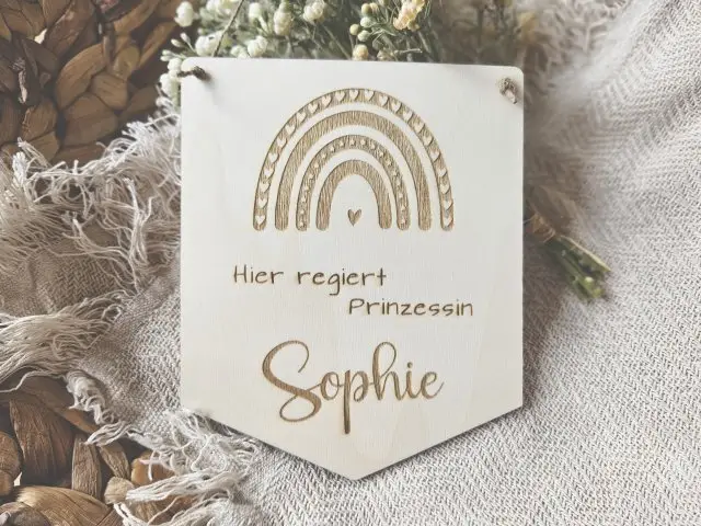 Holzschild Wimpel "Sophie" mit individueller Gravur aus Holz