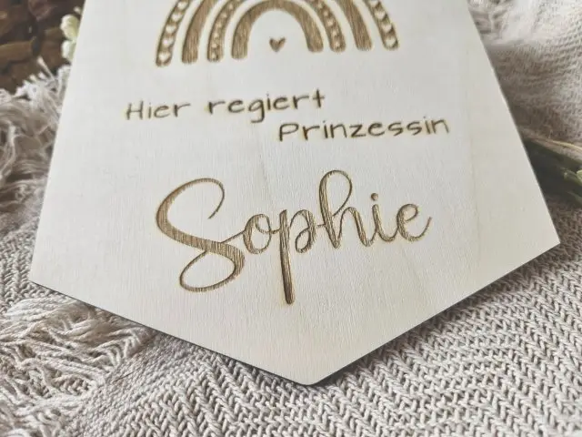 Holzschild Wimpel "Sophie" mit individueller Gravur aus Holz