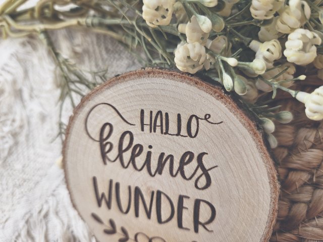 Preview: Baumscheibe rund mit Gravur - "Kleines Wunder"