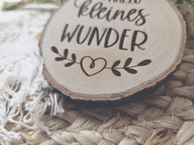 Preview: Baumscheibe rund mit Gravur - "Kleines Wunder"