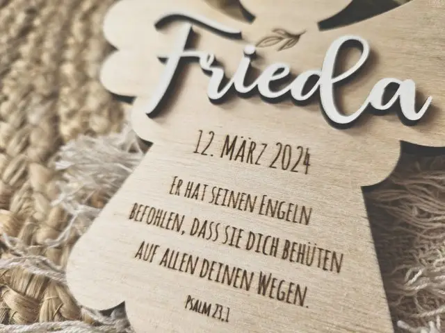 Engel Taufe mit individueller Lasergravur und Schriftzug "Frieda"