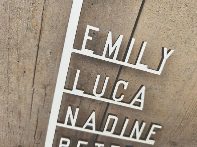 Haus mit individuellem personalisiertem Laserschnitt "Familie 1"