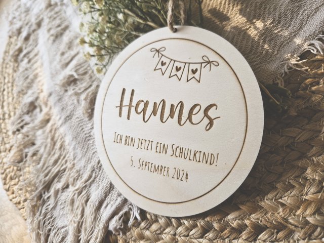 Preview: Holzschild "Einschulung 1" mit individueller Gravur für Schulkinder