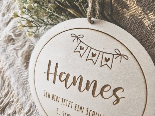 Preview: Holzschild "Einschulung 1" mit individueller Gravur für Schulkinder