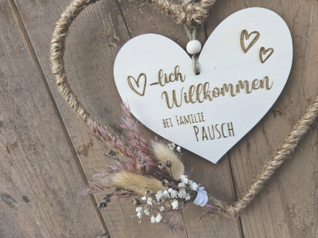 Preview: Holzschild mit Jute-Hoop "Herzlich Willkommen 3" mit individueller Gravur