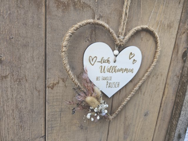 Preview: Holzschild mit Jute-Hoop "Herzlich Willkommen 3" mit individueller Gravur