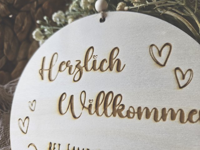 Holzschild "Herzlich Willkommen 1" mit individueller Gravur aus Holz