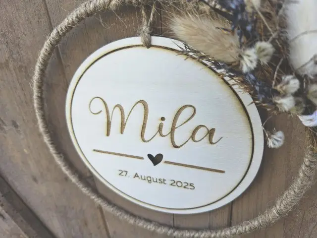 Holzschild mit Jute-Hoop "Geburt 1" mit individueller Gravur