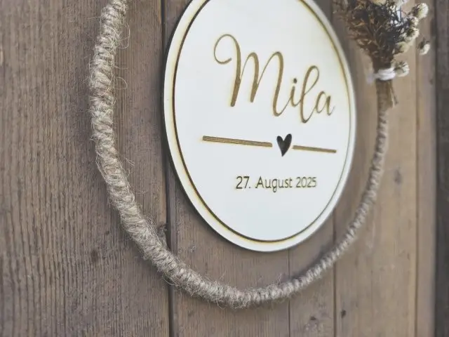 Holzschild mit Jute-Hoop "Geburt 1" mit individueller Gravur