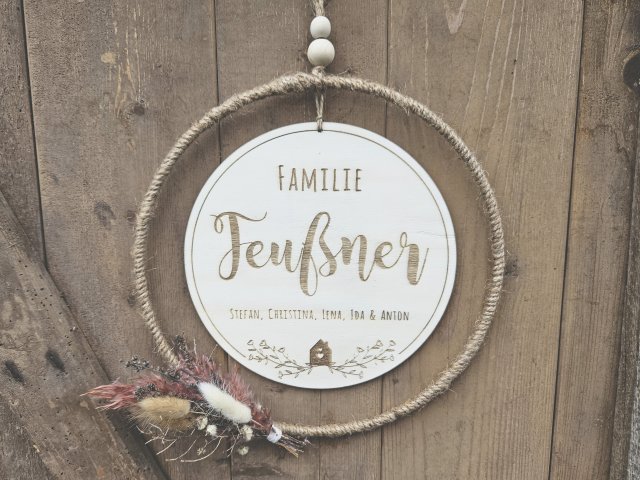 Holzschild mit Jute-Hoop "Herzlich Willkommen 2" mit individueller Gravur