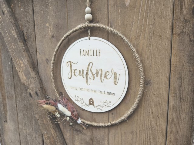 Preview: Holzschild mit Jute-Hoop "Herzlich Willkommen 2" mit individueller Gravur