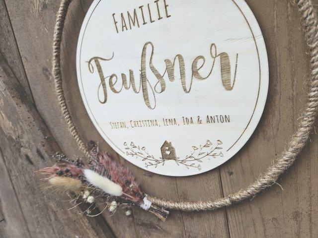 Preview: Holzschild mit Jute-Hoop "Herzlich Willkommen 2" mit individueller Gravur