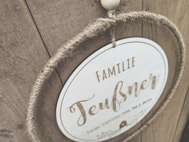 Preview: Holzschild mit Jute-Hoop "Herzlich Willkommen 2" mit individueller Gravur