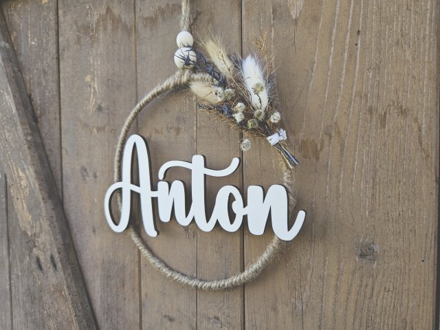 Namensschild "Anton" aus Holz mit Jute-Hoop und Trockenblumen