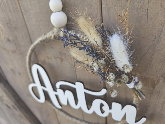 Namensschild "Anton" aus Holz mit Jute-Hoop und Trockenblumen