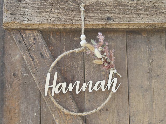 Namensschild "Hannah" aus Holz mit Jute-Hoop und Trockenblumen