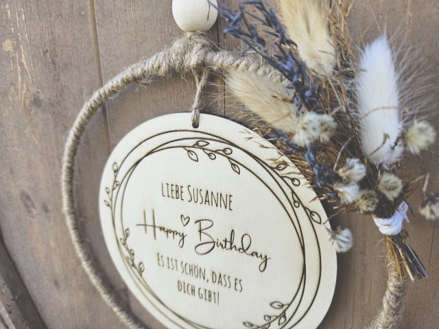 Holzschild mit Jute-Hoop "Happy Birthday 1" mit individueller Gravur