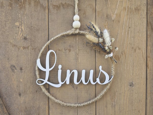 Namensschild "Linus" aus Holz mit Jute-Hoop und Trockenblumen