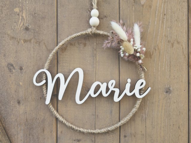 Namensschild "Marie" aus Holz mit Jute-Hoop und Trockenblumen