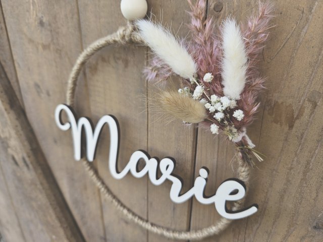 Namensschild "Marie" aus Holz mit Jute-Hoop und Trockenblumen