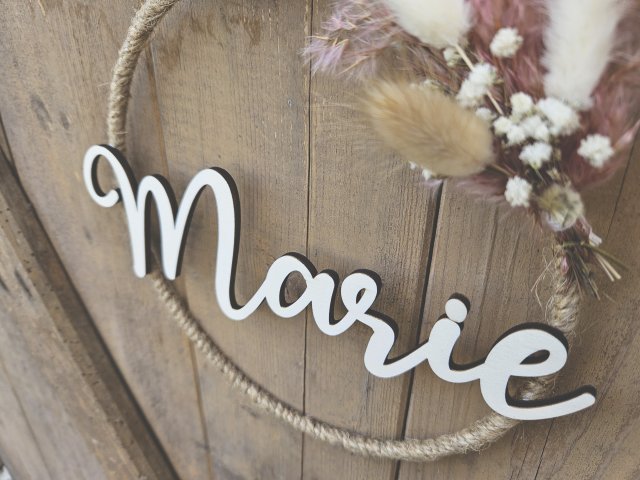 Namensschild "Marie" aus Holz mit Jute-Hoop und Trockenblumen