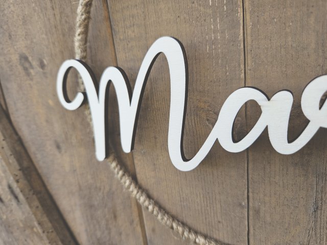 Namensschild "Marie" aus Holz mit Jute-Hoop und Trockenblumen