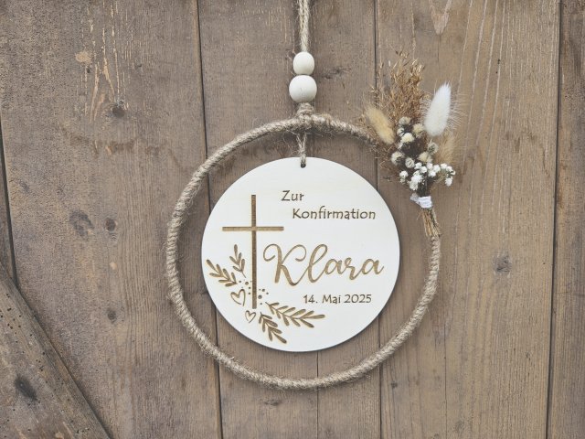 Holzschild mit Jute-Hoop "Konfirmation Klara" mit individueller Gravur