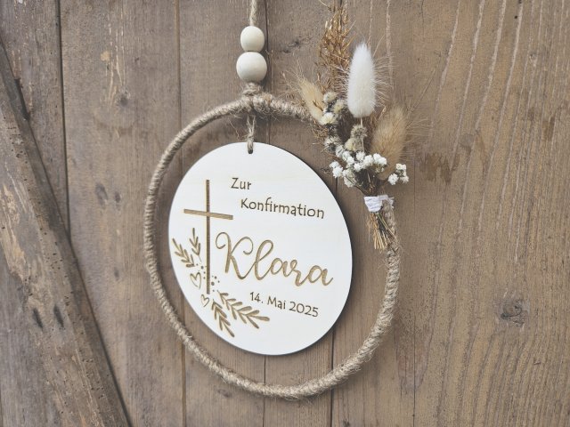 Preview: Holzschild mit Jute-Hoop "Konfirmation Klara" mit individueller Gravur