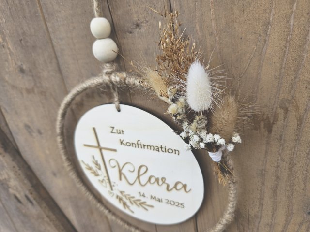 Preview: Holzschild mit Jute-Hoop "Konfirmation Klara" mit individueller Gravur