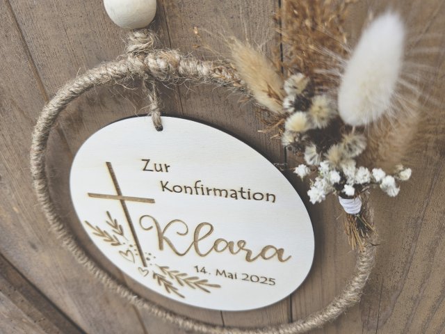 Preview: Holzschild mit Jute-Hoop "Konfirmation Klara" mit individueller Gravur