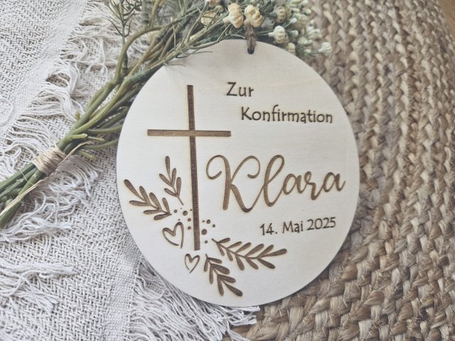 Holzschild "Konfirmation Klara" mit individueller Gravur aus Holz