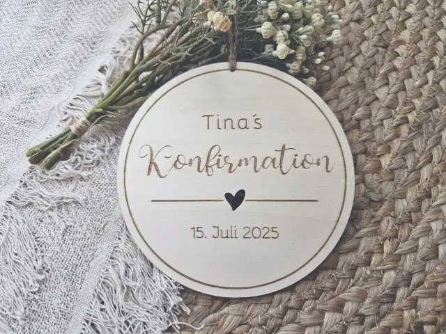 Holzschild "Konfirmation Tina" mit individueller Gravur aus Holz