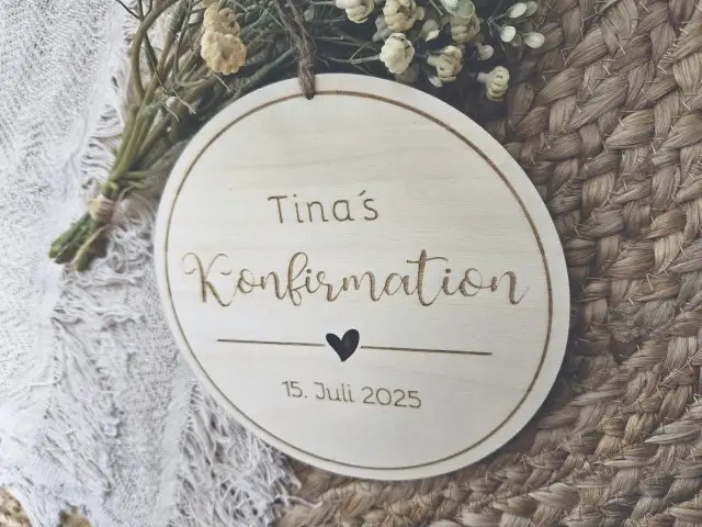 Holzschild "Konfirmation Tina" mit individueller Gravur aus Holz